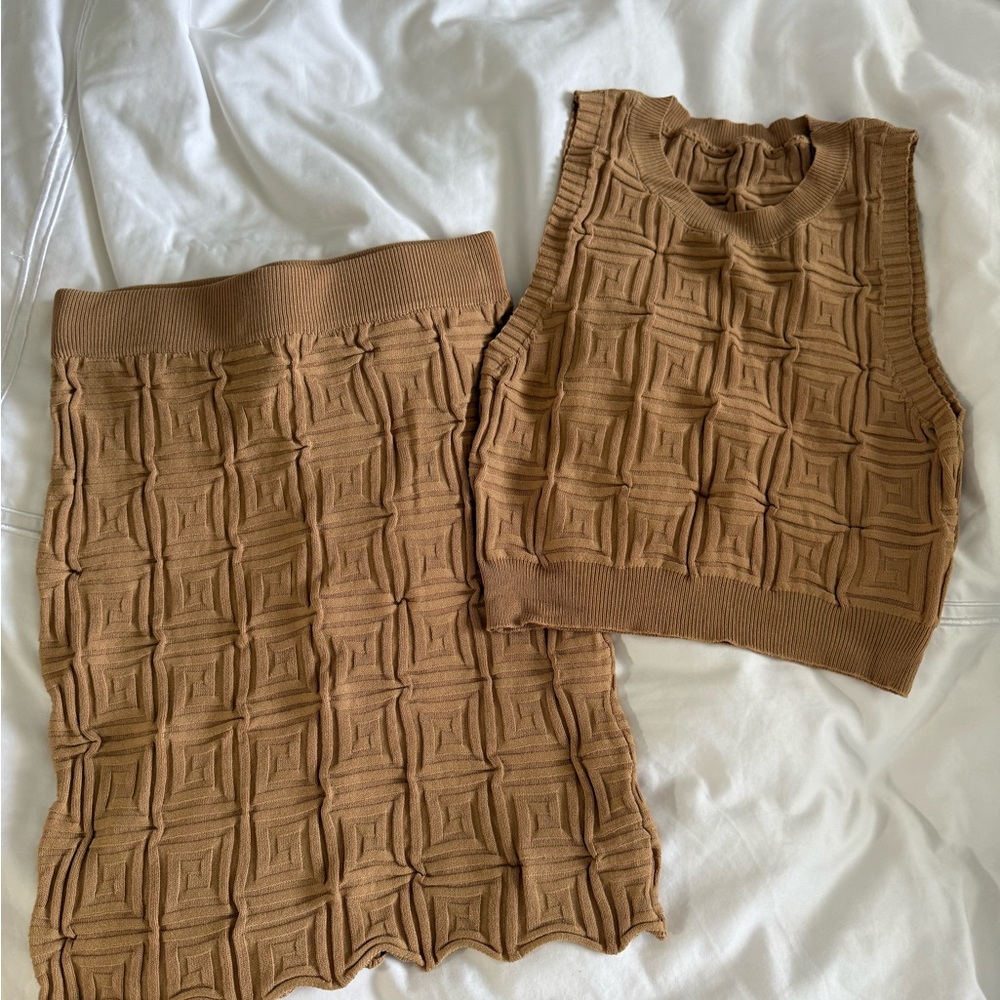 Elegant Tan Knit Skirt - Picture 2 of 4